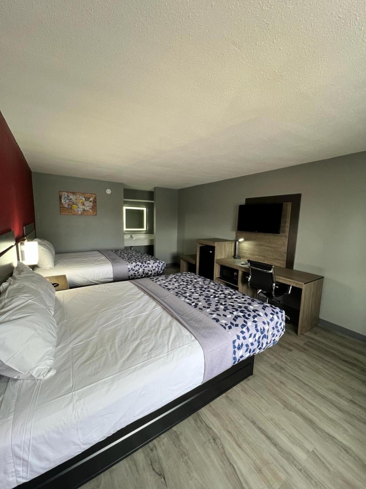Econo Hotel 3*