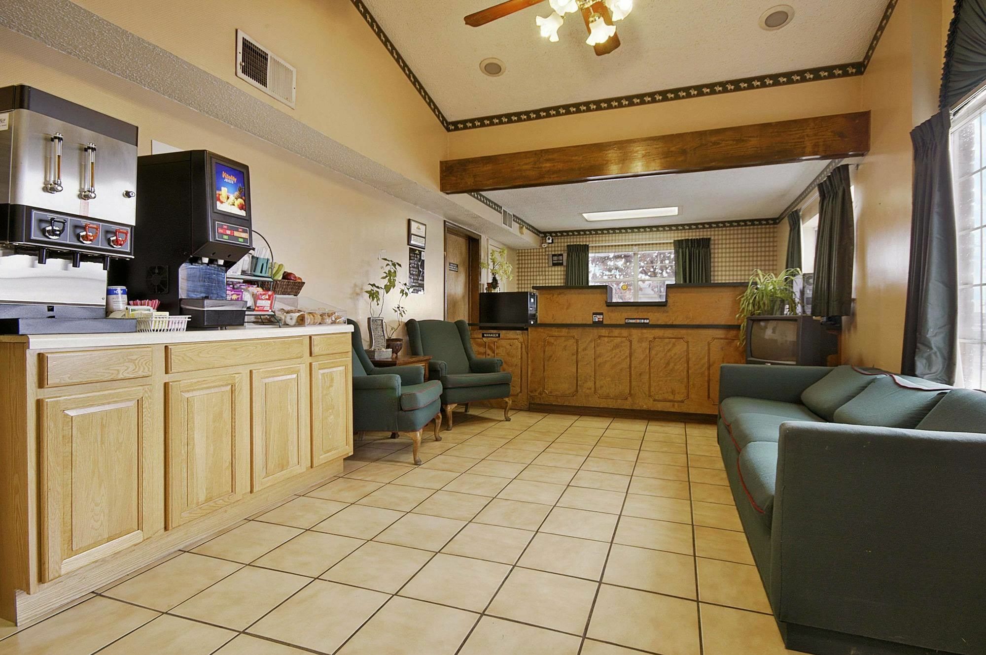 Econo Hotel 3*
